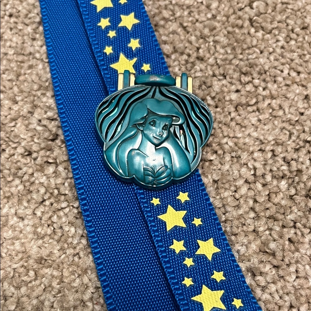 Disney pins Blue Star Pattern lanyard with 2 pins - Picture 4 of 8